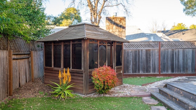 view of outdoor structure featuring an outdoor structure and a fenced backyard