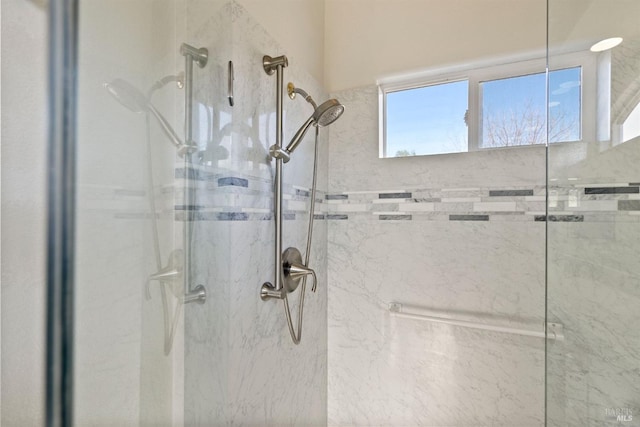 bathroom featuring tiled shower