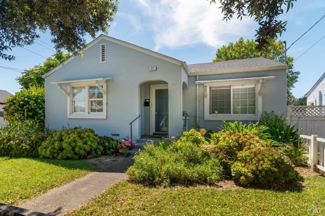 view of front of house featuring a front yard