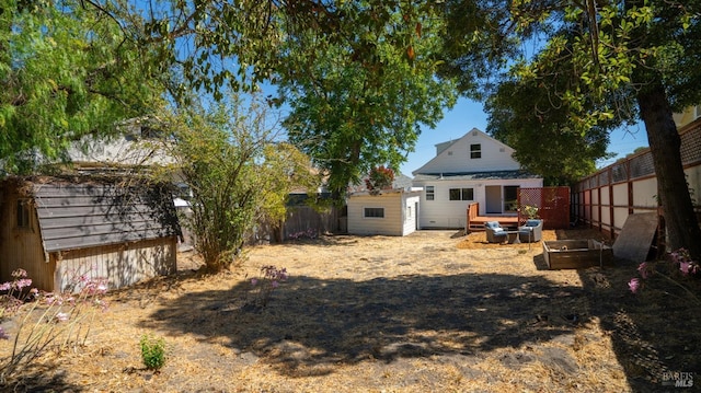 view of yard featuring a shed