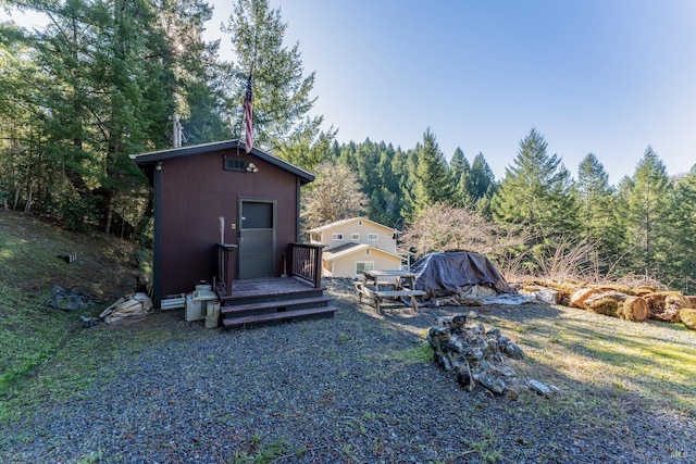 view of yard with a storage shed