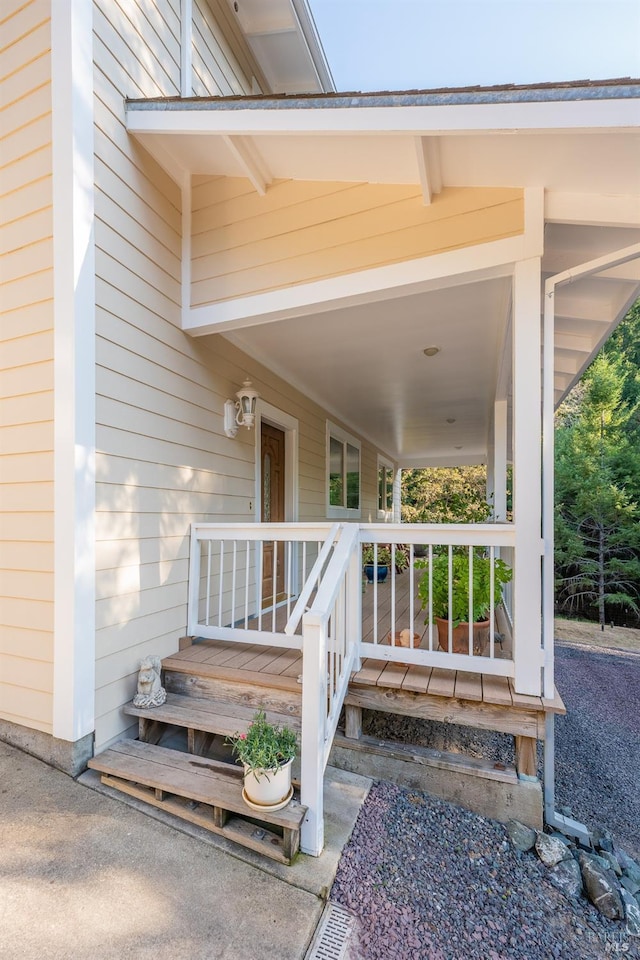 property entrance featuring a porch