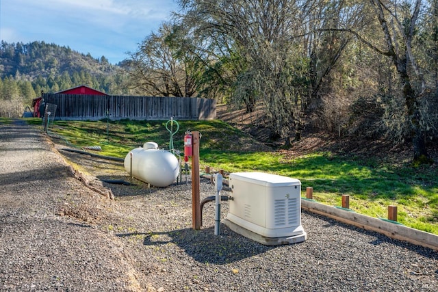 view of yard featuring a mountain view