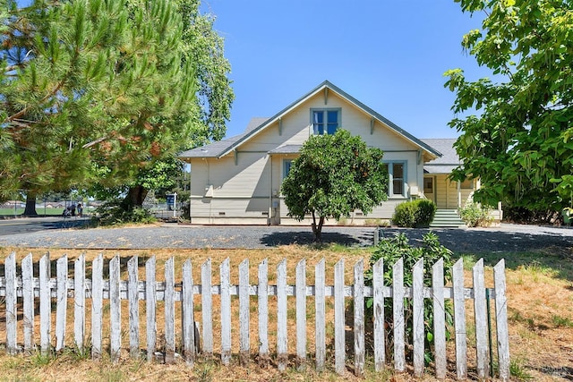 view of front of home with a fenced front yard