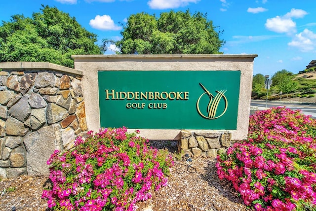 view of community / neighborhood sign