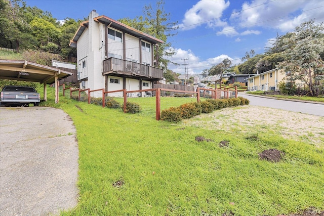 view of side of property featuring a lawn