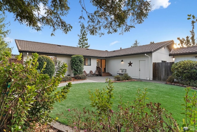 view of front of house featuring a patio area and a front lawn