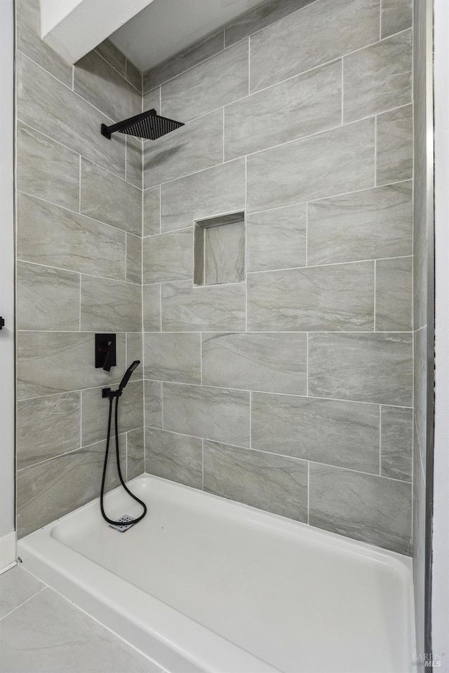 bathroom featuring tiled shower