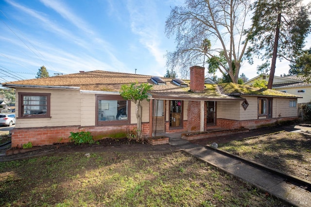 single story home with a front lawn