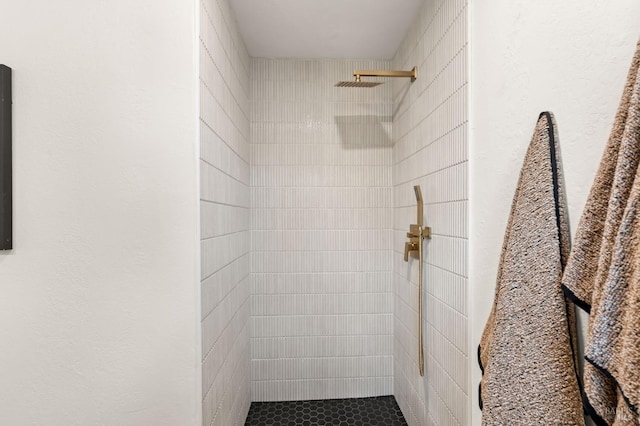 bathroom featuring tiled shower