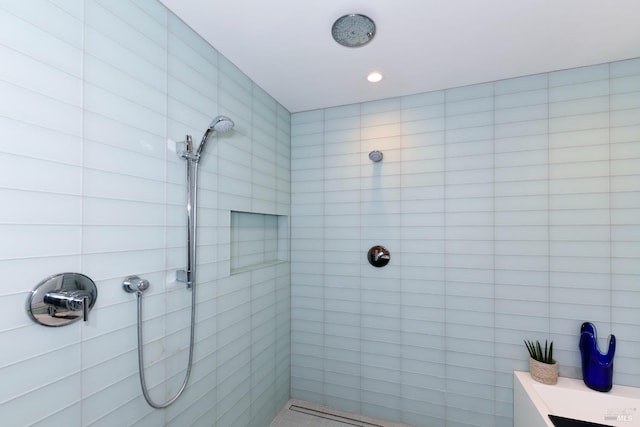 bathroom featuring tiled shower