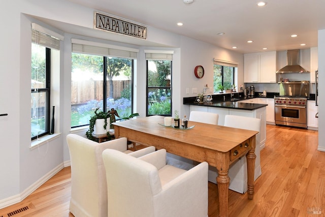 dining space with baseboards, visible vents, light wood-style flooring, and recessed lighting