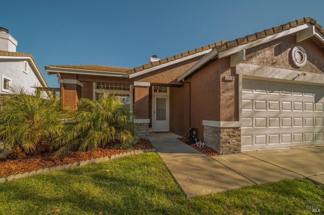 view of front of home featuring a garage and a front yard