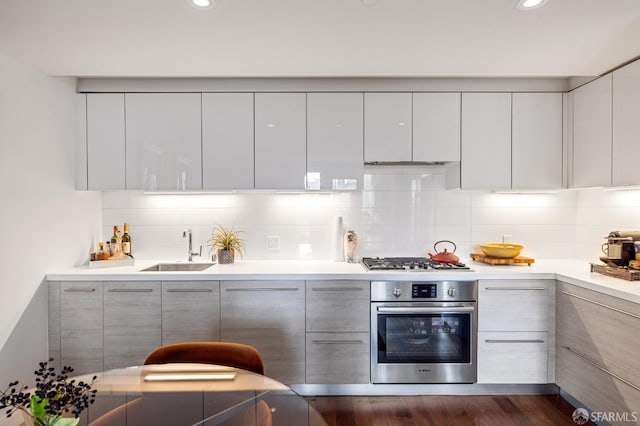 kitchen featuring tasteful backsplash, appliances with stainless steel finishes, sink, and gray cabinets