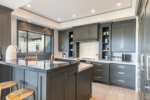 958 Augusta Cir, Napa, CA 94558 - kitchen featuring open shelves, a breakfast bar, a sink, crown molding, and a peninsula