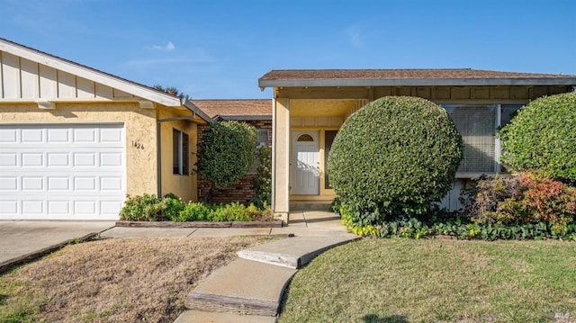 view of front facade featuring a garage and a front yard