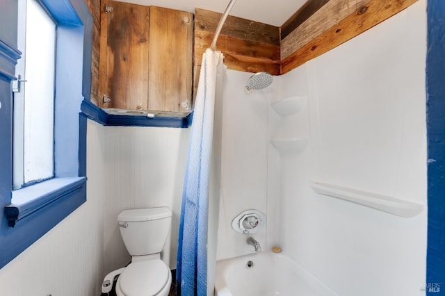 bathroom featuring toilet and shower / bath combo with shower curtain