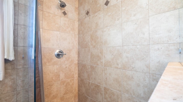 room details featuring a tile shower