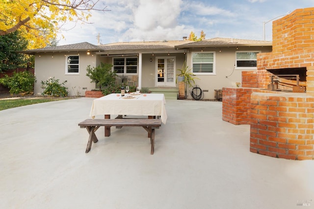 view of front of property featuring a patio area