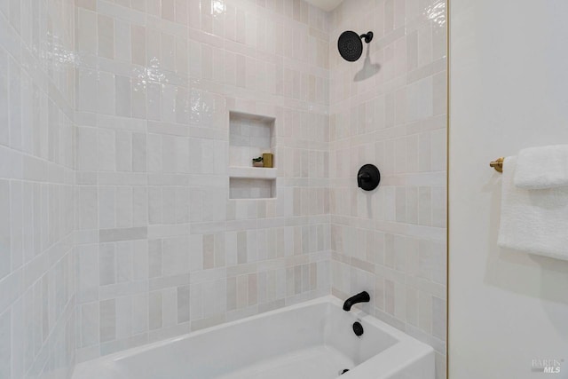 bathroom with tiled shower / bath combo