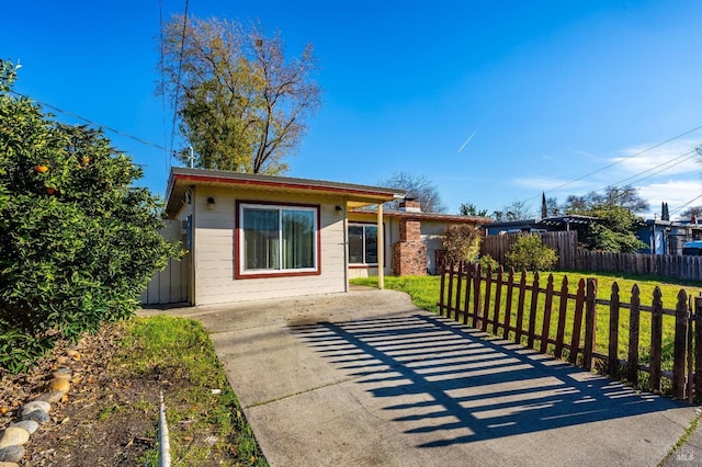 view of front of house with a front lawn