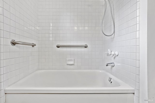 bathroom with tiled shower / bath combo