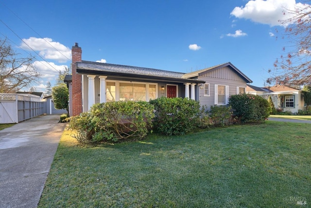 view of front of property with a front yard