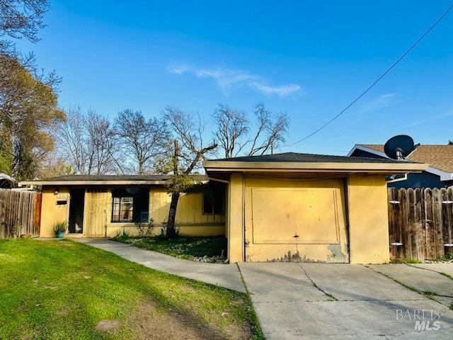 view of front of property with a front yard