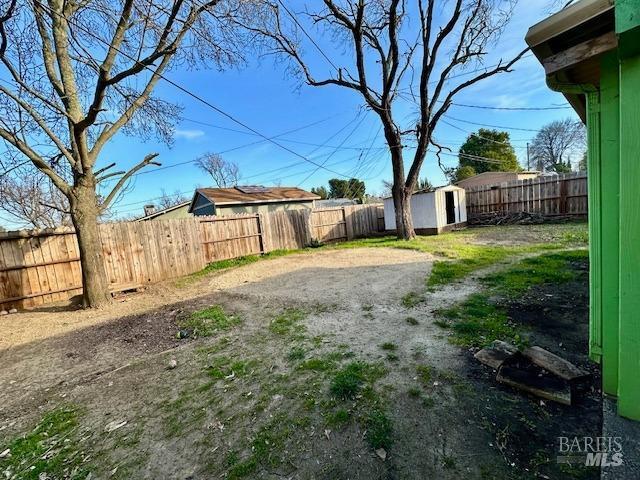 view of yard featuring a storage shed