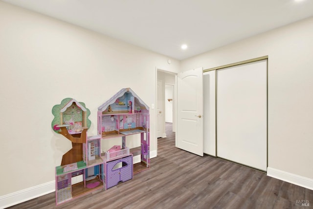 playroom with hardwood / wood-style flooring