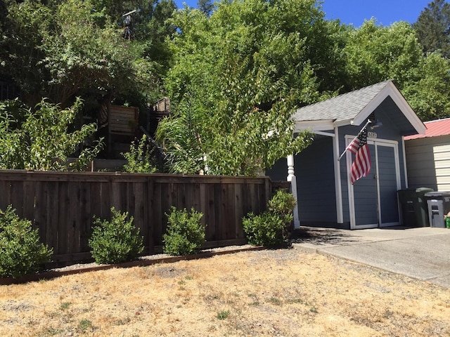 view of yard with an outdoor structure