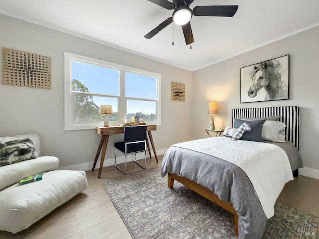 bedroom featuring light wood-style flooring, baseboards, and ceiling fan