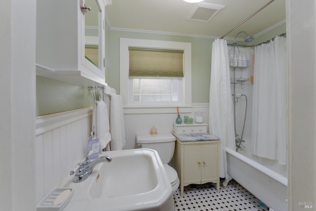 full bathroom with sink, crown molding, toilet, and shower / bath combo with shower curtain