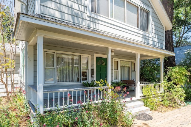 property entrance featuring a porch