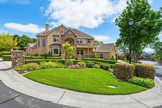 view of front of property featuring a front yard