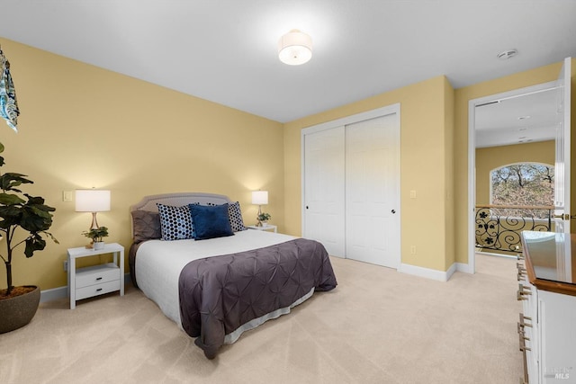 carpeted living room with ceiling fan