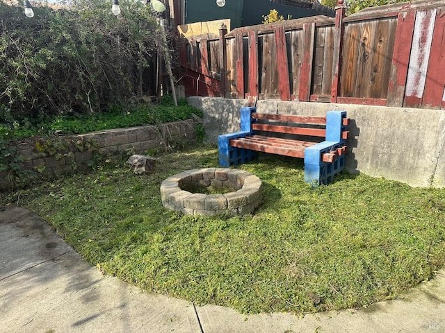 view of yard featuring a fire pit