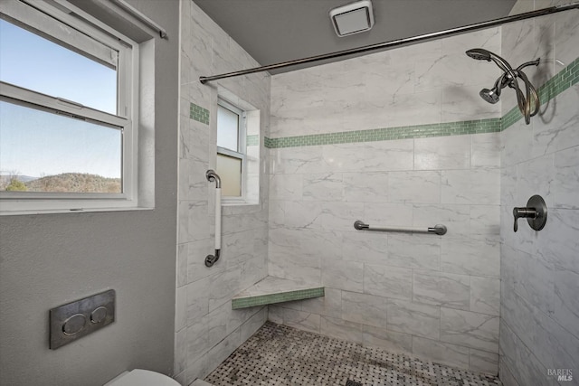 bathroom featuring tiled shower