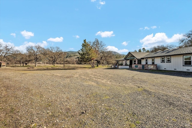 view of yard featuring a mountain view