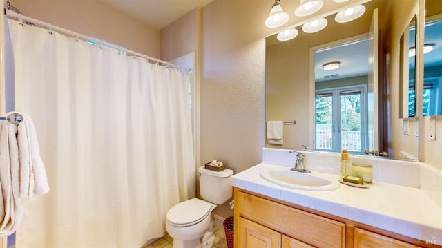 full bath with visible vents, a textured wall, toilet, a shower with shower curtain, and vanity