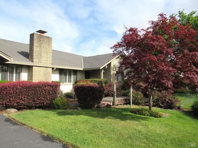 view of front facade featuring a front yard