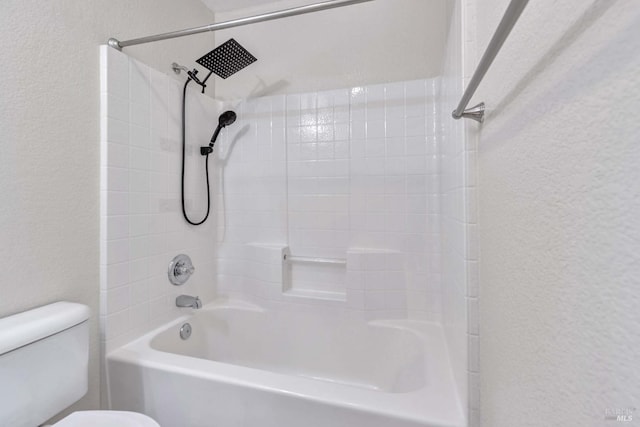 bathroom with tiled shower / bath and toilet