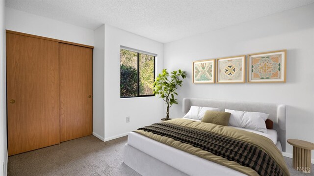 unfurnished bedroom featuring visible vents, a textured ceiling, baseboards, and carpet floors