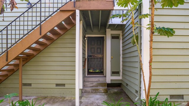 entrance to property with crawl space