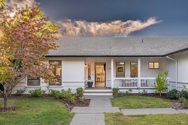 view of front of property featuring a porch and a yard