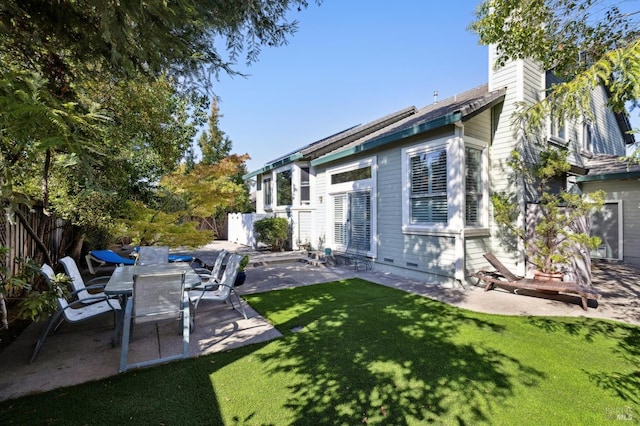 view of yard featuring a patio area