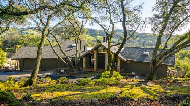 view of front of property featuring a mountain view