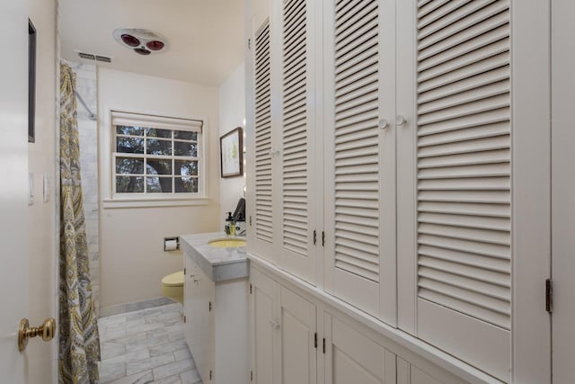 full bathroom with toilet, a shower with curtain, visible vents, baseboards, and vanity