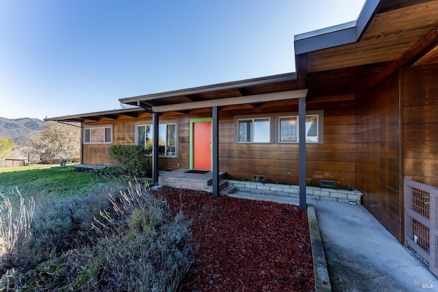 view of front of house featuring a mountain view