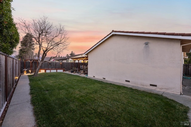 view of yard at dusk